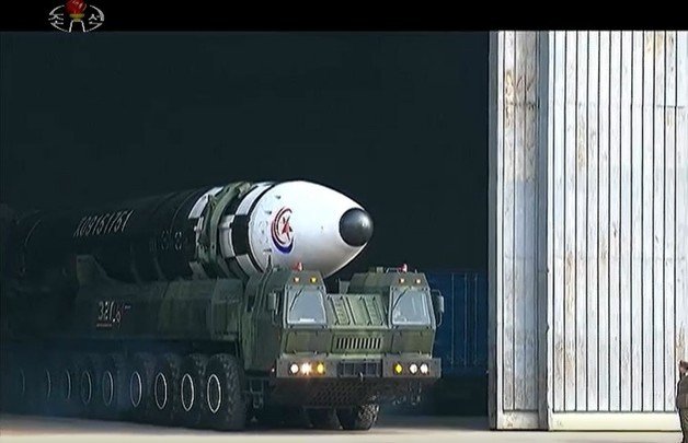 북한 조선중앙TV는 19일 전날인 18일 신형 대륙간탄도미사일(ICBM) ‘화성포-17형(화성-17형)’을 발사 과정을 기록한 영상을 보도했다. (조선중앙TV 갈무리)