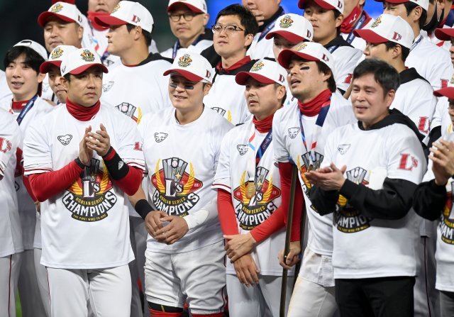 40세 김강민(왼쪽)이 SSG의 한국시리즈 우승이 확정된 뒤 동료 선수, 구단 관계자와 기뻐하고 있다. 김종원 스포츠동아 기자  won@donga.com