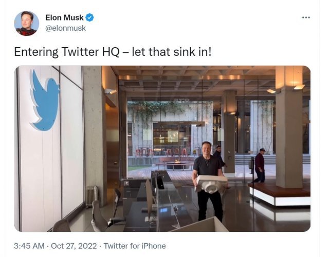 머스크가 지난달 27일 자신의 트위터에 올린 트윗. 머스크가 트위터 샌프란시스코 본사에 화장실 세면대를 들고 들어가는 모습을 ‘세면대를 안으로 들여보내 줘(let that sink in)’라는 글과 함께 트위터에 올렸다. 트위터 캡처