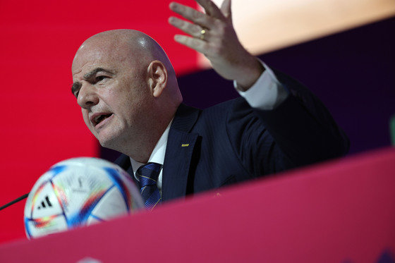 지아니 인판티노 국제축구연맹(FIFA)회장이 2022 카타르 월드컵 개막을 하루 앞둔 19일 오전(현지시간)카타르 도하의 메인미디어센터(MMC)에서 기자회견을 하고 있다. 2022.11.19/뉴스1