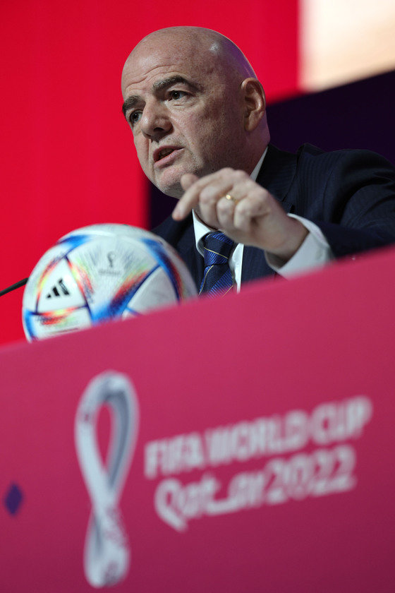 지아니 인판티노 국제축구연맹(FIFA)회장이 2022 카타르 월드컵 개막을 하루 앞둔 19일 오전(현지시간) 카타르 도하의 메인미디어센터(MMC)에서 기자회견을 하고 있다. 2022.11.19/뉴스1