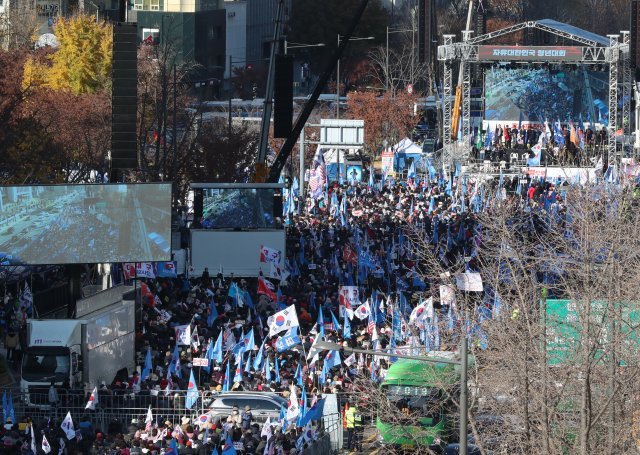 19일 오후 서울 중구 세종대로에서 자유통일당 등 보수단체가 촛불집회에 맞서 맞불집회를 열었다. 뉴시스