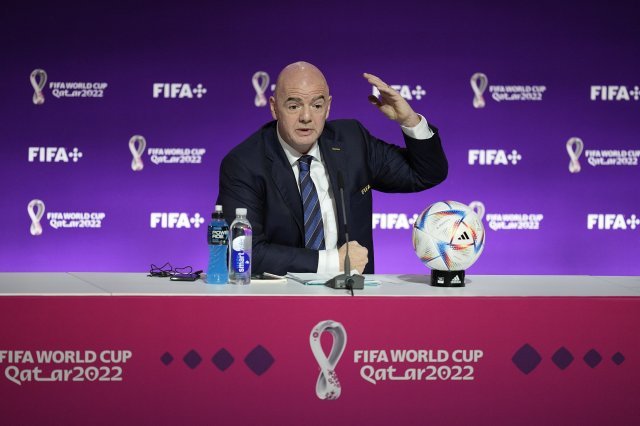 카타릉 월드컵 개막을 하루 앞둔 19일 카타르 도하에서 기자회견을 열고 발언하는 잔니 인판티노 FIFA 회장. 도하=AP 뉴시스