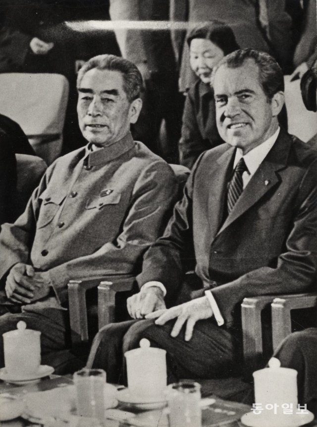 1972년 중공을 방문한 리처드 닉슨 미국 대통령(오른쪽)이 저우런라이 중공 국무원 총리와 회담하는 장면. 이후 1979년 국교 정상화 회담에서 닉슨 대통령은 ‘충동적인 한국인’이라는 표현을 썼다. 동아일보DB