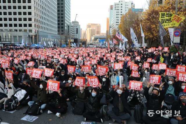 19일 오후  촛불전환행동등 좌파성향의 진보단체들이  서울 태평로 교차로와 숭례문 교차로구간 도로에서 집회를 열고 있다. 김동주 기자 zoo@donga.com