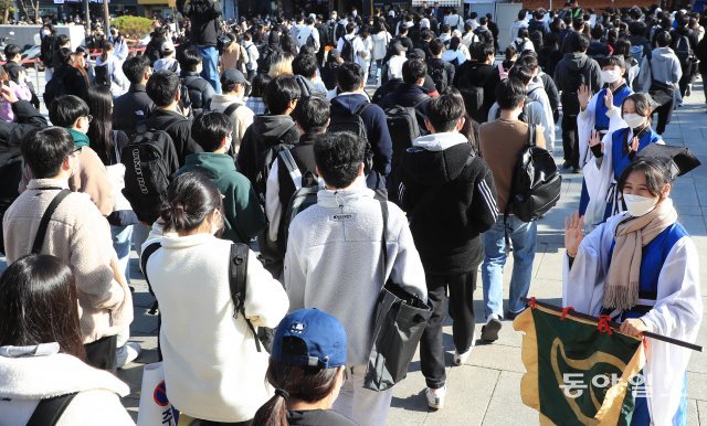 20일 서울 종로구 성균관대학교에서 2023학년도 수시모집 논술시험이 실시됐다. 시험을 마친 수험생들이 학교를 빠져나오는 가운데 유생문화기획단 학생들이 인사를 하고있다.