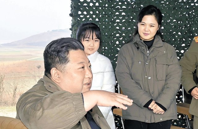 김정은, ICBM 과시에 9세 딸까지 동원… ‘代이어 핵 증강’ 메시지