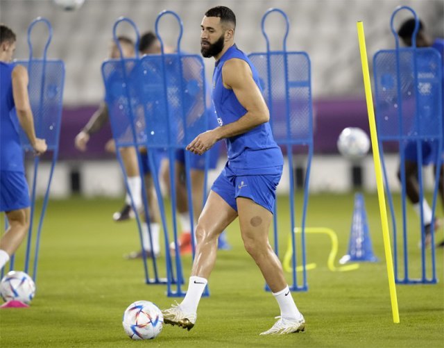 프랑스 축구대표팀 ‘공격의 핵’ 카림 벤제마가 19일 카타르 도하에서 열린 월드컵 준비 첫 공식훈련에서 볼을 패스하고 있다. 
벤제마는 이날 훈련을 마친 뒤 왼쪽 허벅지에 통증을 느꼈고 결국 월드컵 출전이 무산됐다. 도하=AP 뉴시스