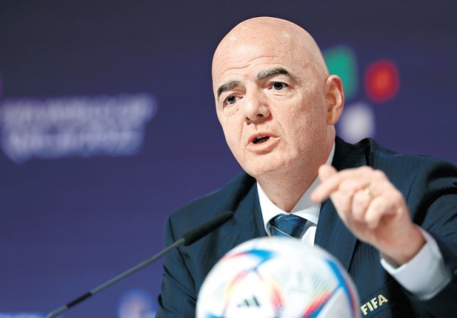 잔니 인판티노 국제축구연맹(FIFA) 회장이 카타르 월드컵 개막 하루 전인 19일(현지 시간) 카타르 수도 도하에서 기자회견을 하고 있다. 도하=신화 뉴시스