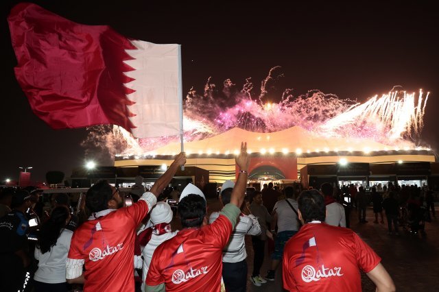 20일(현지시간) 카타르 도하 알 베이트 경기장에서 카타르 축구 팬들이 2022 카타르 월드컵 공식 개막을 알리는 불꽃놀이를 바라보고 있다. 2022.11.21. 도하(카타르)=뉴시스