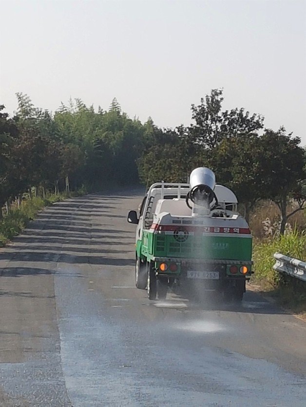 전남도가 조류인플루엔자 검출 순천만에 대한 소독을 하고 있는 모습. 전남도 제공 2022.11.16