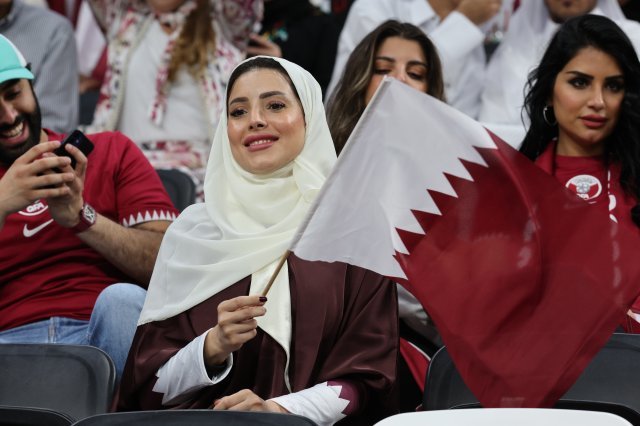 20일 오후(현지시간) 카타르 알코르 알베이트 스타디움에서 열리는 2022 카타르 월드컵 개막식과 개막전을 찾은 세계 각국의 축구팬들이 경기장에서 즐거운 시간을 보내고 있다. 뉴스1