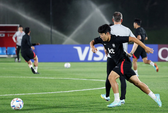 파울루 벤투 감독이 이끄는 대한민국 축구대표팀 이강인이 17일 오후(현지시간) 카타르 도하 알 에글라 트레이닝센터에서 훈련을 하고 있다. 2022.11.17/뉴스1 ⓒ News1