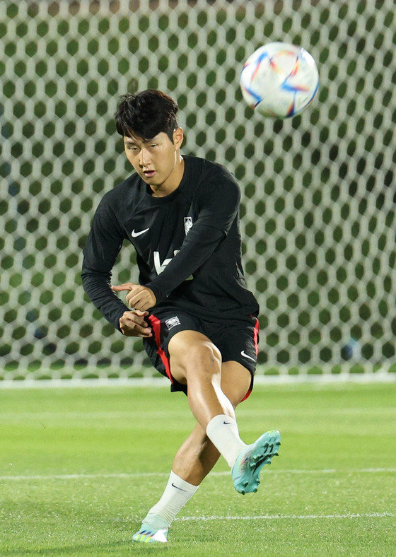 파울루 벤투 감독이 이끄는 월드컵 축구대표팀이 14일 오후(현지시간) 카타르 도하 알 에글라 트레이닝센터에서 첫 훈련을 하고 있다. 벤투호는 오는 24일 오후 10시(한국시간) 우루과이와의 경기를 시작으로 가나(28일 오후 10시), 포르투갈(12월3일 오전 0시)과 차례로 조별리그를 치른다.2022.11.15/뉴스1 ⓒ News1