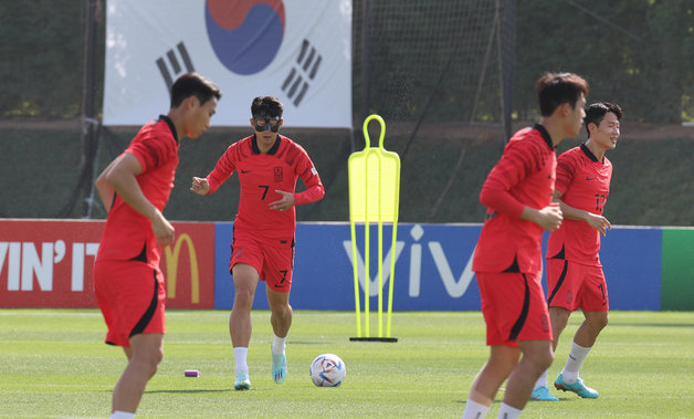 파울루 벤투 감독이 이끄는 대한민국 축구대표팀 캡틴 손흥민이 16일 오전(현지시간) 카타르 도하 알 에글라 트레이닝센터에서 안면 보호대를 착용한 채 훈련을 하고 있다. 2022.11.16/뉴스1 ⓒ News1 이광호 기자