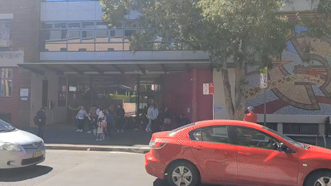 2일 오후 2시 반 호주 뉴사우스웨일스(NSW)주 시드니시 남부의 한 공립초교 앞 스쿨존에서 학부모들이 아이들을 픽업하고 있는 모습. 시드니=김재형 기자 monami@donga.com