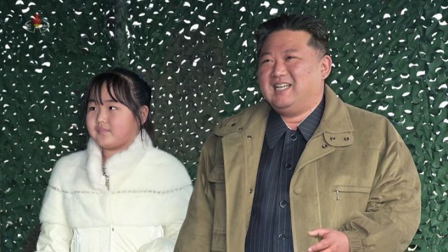 김정은 위원장이 딸 김주애와 환하게 웃고 있다. 조선중앙TV