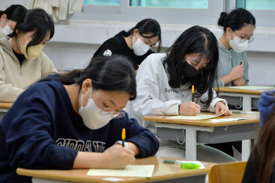 수험생들이 2023학년도 대학수학능력시험(수능) 1교시 답안지를 작성하고 있다. 2022.11.17/뉴스1