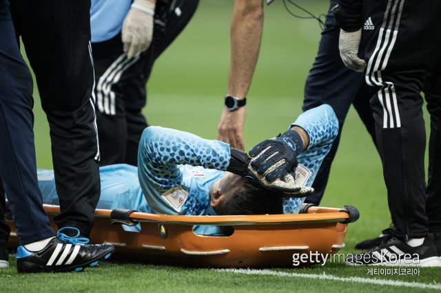 알리레자 베이란반드가 동료 수비수 마지드 호세이니의 머리에 얼굴을 강하게 부딪친 뒤 치료받고 있다. ⓒ(GettyImages)/코리아