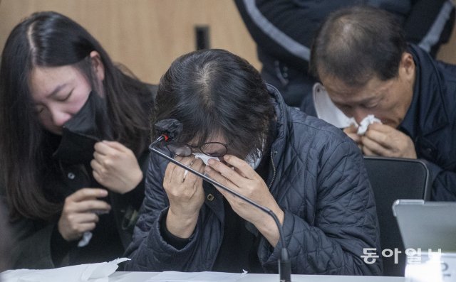 이태원 참사 희생자 유가족들이 2022년 11월 22일 오전 서울 서초구 민주사회를 위한 변호사모임에서 열린 입장발표 기자회견에서 눈물을 흘리고 있다. 사진공동취재단