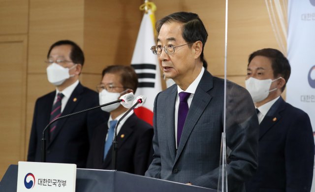 한덕수 국무총리가 22일 오후 서울 종로구 정부서울청사에서 화물연대 집단운송거부 관련 브리핑을 하고 있다. 뉴스1