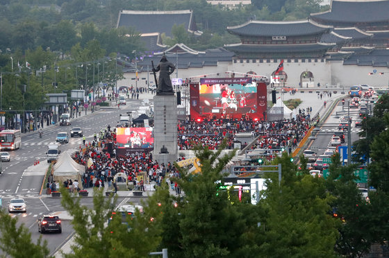 지난 2018 러시아월드컵 F조 조별리그 대한민국과 스웨덴의 경기가 열렸던 2018년 6월18일 오후 서울 세종대로 광화문광장에서 시민들이 거리응원을 위해 자리잡고 있다. 2018.6.18/뉴스1