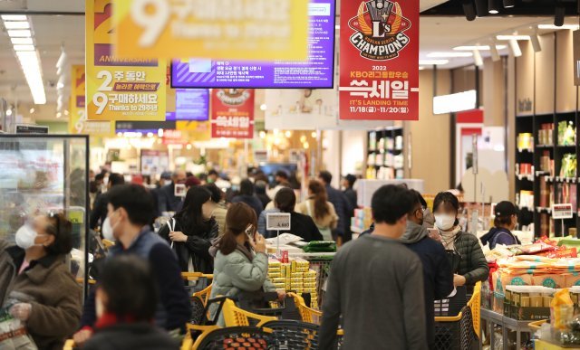 SSG랜더스의 사상 첫 와이어 투 와이어 통합우승을 기념한 신세계그룹의 ‘쓱세일’이 시작된 18일 오전 서울 이마트 월계점을 찾은 고객들이 매장을 둘러보고 있다. 뉴스1