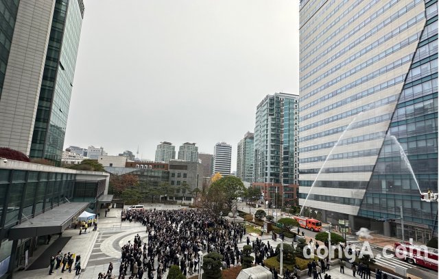 농협중앙회가 22일 서울시 중구 농협 중앙광장에서 열린 2022년 재난대응 안전한국훈련 중 화재대피 훈련을 실시하고 있다.