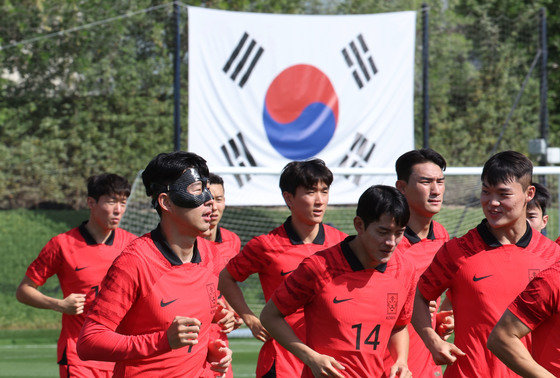 파울루 벤투 감독이 이끄는 대한민국 축구대표팀 캡틴 손흥민이 16일 오전(현지시간) 카타르 도하 알 에글라 트레이닝센터에서 안면 보호대를 착용한 채 훈련을 하고 있다. 2022.11.16/뉴스1