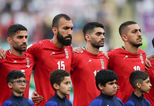 이란 축구 대표팀이 21일(현지시간) 카타르 알 라이얀 칼리파 인터내셔널 스타디움에서 열린 잉글랜드와의 B조 조별리그 1차전 경기 시작 전 국가가 연주 되는 중 굳은 표정으로 침묵을 지키고 있다.  AP 뉴시스