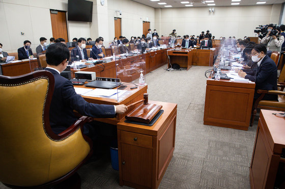 류성걸 국회 기획재정위원회 조세소위원장이 21일 서울 여의도 국회에서 열린 제400회 국회(정기회) 기획재정위원회 제1차 조세소위원회에서 의사봉을 두드리고 있다. 2022.11.21/뉴스1