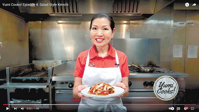 래리 호건 미국 메릴랜드 주지사의 부인 유미 호건 여사가 남편의 유튜브 채널을 통해 김치 샐러드 만드는 방법을 선보이고 있다. 유튜브 캡처