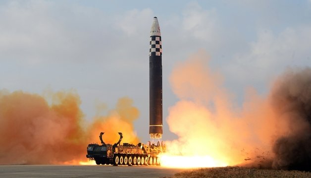 북한 신형 대륙간탄도미사일(ICBM) ‘화성포-17형’. 평양 노동신문=뉴스1