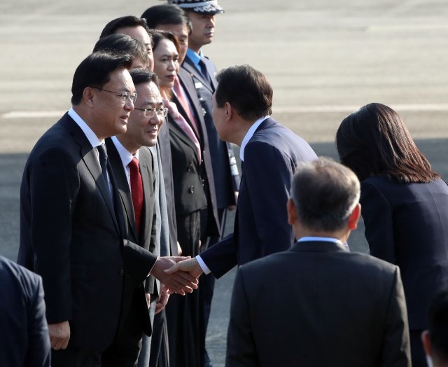 윤석열 대통령이 11일 오전 경기 성남 서울공항에서 아세안(ASEAN·동남아국가연합) 관련 정상회의 및 주요 20개국(G20) 정상회의 등 다자 회의 참석차 출국하기에 앞서 주호영 국민의힘 원내대표와 인사를 나누고 있다. 뉴스1