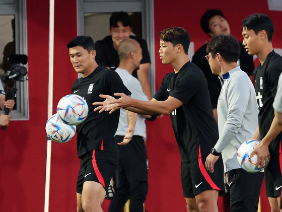 파울루 벤투 감독이 이끄는 대한민국 축구대표팀 김민재와 황희찬 등이 21일 오후(현지시간) 카타르 도하 알 에글라 트레이닝센터에서 훈련을 하고 있다. 2022.11.21/뉴스1