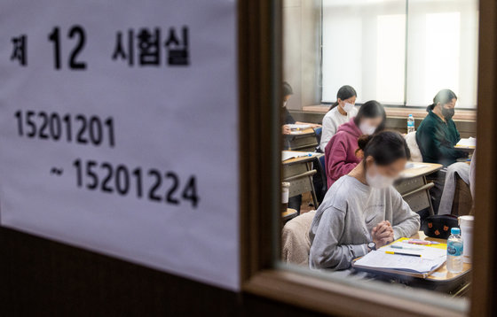 2023학년도 대학수학능력시험일인 지난 17일 오전 서울 중구 이화여자외국어고등학교에서 수험생들이 시험을 준비하고 있다. 사진공동취재단