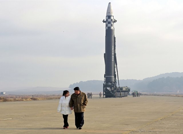 북한 노동당 기관지 노동신문은 19일 김정은 국무위원장이 대륙간탄도미사일(ICBM) 발사를 지휘했다고 보도하며 딸과 함께 있는 사진을 공개했다. 평양 노동신문=뉴스1