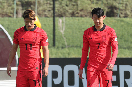 대한민국 축구대표팀 캡틴 손흥민과 황희찬이 16일 오전(현지시간) 카타르 도하 알 에글라 트레이닝센터에서 가진 훈련에 앞서 단체사진촬영을 위해 이동하고 있다. 2022.11.16/뉴스1