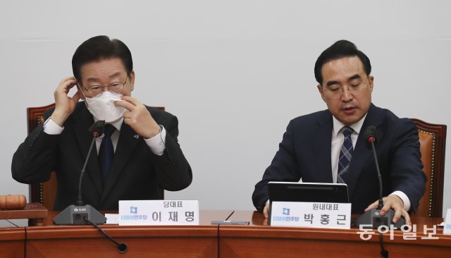 더불어민주당 박홍근 원내대표(오른쪽)가 23일 오전 국회에서 열린 최고위원회에서 발언하고 있다. 원대연 기자 yeon72@donga.com