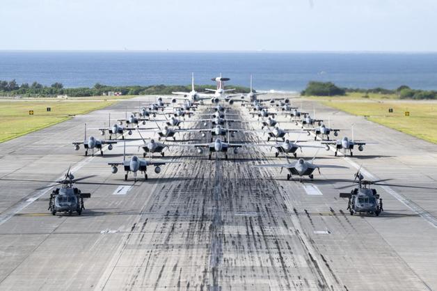 일본 오키나와현 소재 주일미군 가데나 공군기지에서 F-22 ‘랩터’ 전투기 등을 동원한 ‘엘리펀트 워크’ 훈련이 진행되고 있다.(미 국방부 제공)