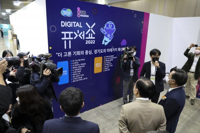 김동연 경기도지사(우측)와 국민의힘 박성중 의원(좌측)이 디지털퓨처쇼 2022에 대한 설명을 듣고 있다. 출처=IT동아