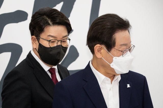 이재명 더불어민주당 대표(오른쪽)가 지난 8월 서울 여의도 국회에서 권성동 국민의힘 의원을 예방, 자리로 이동하고 있다. 2022.8.31. 뉴스1