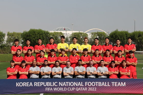 파울루 벤투 감독이 이끄는 대한민국 축구대표팀이 16일 오전(현지시간) 카타르 도하 알 에글라 트레이닝센터에서 가진 훈련에 앞서 기념 촬영을 하고 있다.