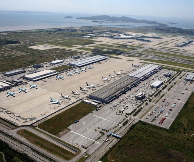 인천국제공항 화물터미널에 세계 각국에서 도착한 화물기가 나란히 서 있다. 이 터미널에선 하루 평균 9000여 t에 이르는 수출입 화물이 처리된다. 인천국제공항공사 제공