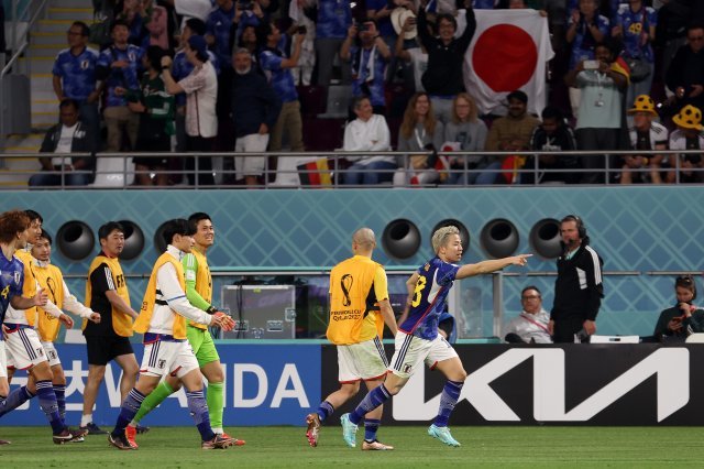 23일(현지시간) 오후 카타르 도하 칼리파 스타디움에서 열린 2022 카타르 월드컵 조별리그 E조 1차전 독일과 일본의 경기, 일본 아사노 타쿠마가 역전골을 성공시킨 후 동료들과 기뻐하고 있다. 2022.11.23 뉴시스