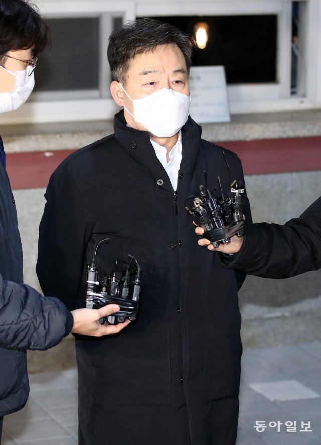 화천대유자산관리 대주주 김만배 씨가 24일 새벽에 서울구치소에서 석방되고 있다. 전영한 기자 scoopjyh@donga.com