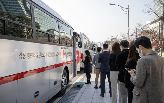23일 삼성 수원사업장에서 헌혈을 하러 온 임직원들이 삼성이 기부 제작한 신형 헌혈버스에서 차례를 기다리고 있다. 삼성전자 제공
