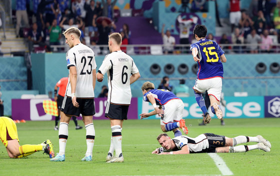 23일(현지시간) 오후 알라이얀의 할리파 인터내셔널 스타디움에서 열린 2022 카타르 월드컵 E조 일본과 독일의 경기 후반전에서 일본 도안이 동점골을 넣은 뒤 환호하고 있다. 2022.11.23/뉴스1 ⓒ News1