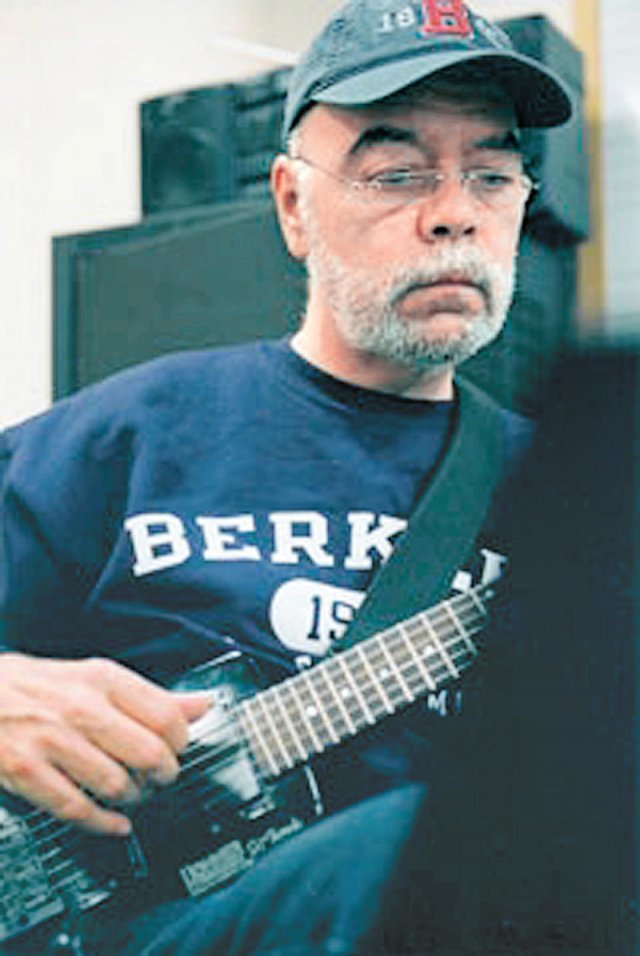 파킨슨병과 싸우다가 16일 별세한 미국의 기타리스트 겸 음악교육자 믹 구드릭. 버클리음대 홈페이지
