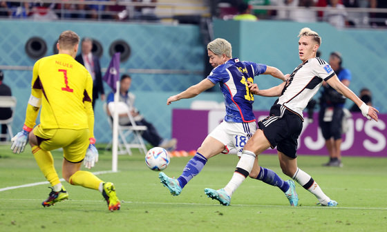 23일(현지시간) 오후 알라이얀의 할리파 인터내셔널 스타디움에서 열린 2022 카타르 월드컵 E조 일본과 독일의 경기 후반전에서 일본 타쿠마가 역전골을 넣고 있다. 2022.11.23/뉴스1
